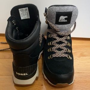 Sorel black weatherproof boots!